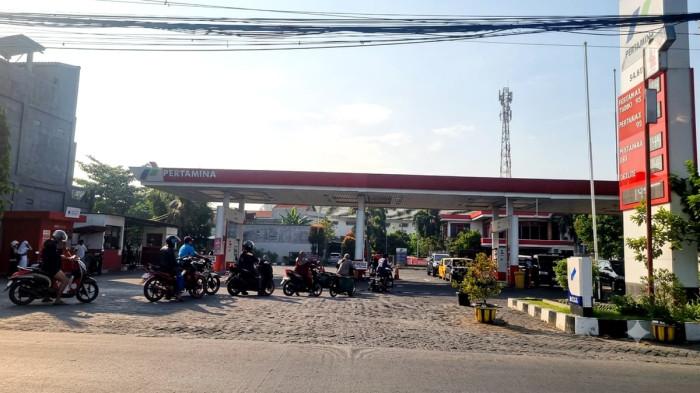 ANTRE BBM - Pemandangan antrean warga di Stasiun Pengisian Bahan Bakar Umum (SPBU) Suci Manyar, Kabupaten Gresik, Jawa Timur, Rabu (10/6/2026). Warga antre membeli Pertalite, setelah harga Pertamax resmi naik menjadi Rp16.250 per liter.