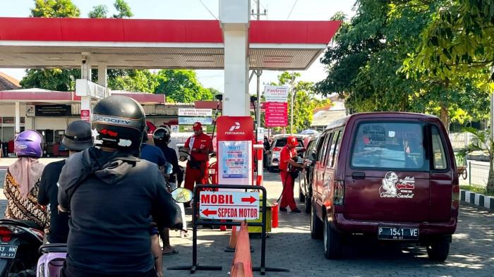 ANTRE BBM - SPBU - Warga mengantre BBM jenis Pertalite di SPBU di Jalan Brawijaya, Kecamatan/Kabupaten Banyuwangi, Jawa Timur, Rabu (10/6/2026). Banyak warga beralih menggunakan Pertalite setelah harga Pertamax resmi naik dari Rp 12.300 menjadi Rp 16.250 per liter.