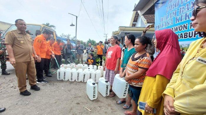 Terdampak Kekeringan, Ratusan Warga Desa Sepawon Kediri Terima Bantuan Air Bersih