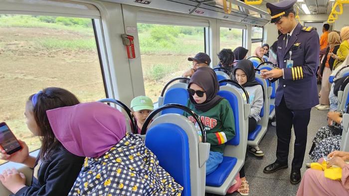 PEMERIKSAAN TIKET DALAM KERETA - Petugas KAI memeriksa tiket penumpang di dalam KA Makassar–Parepare saat perjalanan berlangsung. Kereta ini menjadi pilihan favorit wisatawan dan warga lokal berkat kenyamanan, aksesibilitas, dan layanan yang terintegrasi.