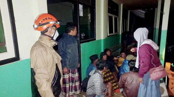 Erupsi Gunung Semeru, Ribuan Warga Lumajang Dievakuasi ke Lima Titik Pengungsian