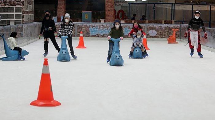 Wahana ice skating dan snowplay hadir kembali di Grand City Mall Surabaya. Kedua wahana ini dibanderol Rp 75 ribu untuk satu kali masuk.
