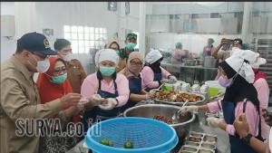 17-dapur-MBG-di-Surabaya-yang-berhasil-menyerap-ratusan-tenaga-kerja.jpg