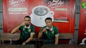 2-Pemain-Persebaya-Surabaya-Koko-Ary-dan-Leo-Lelis-mendatangi-warkop-di-Surabaya.jpg