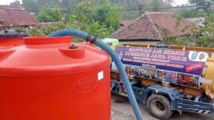 AIR-BERSIH-Bantuan-drooping-air-bersih-dari-Pemprov-Jatim-melalui-BPBD-Ka.jpg