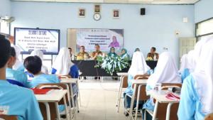ANTI-BULLYING-GRESIK-Wakil-Bupati-Gresik-Alif-saat-memberikan-sam.jpg