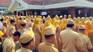 ASN-Pemkab-Bojonegoro-Jatim-saat-mengikuti-apel-pagi.jpg