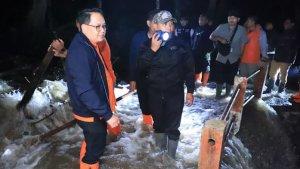 Adhy-Karyono-meninjau-banjir-bandang-Bondowoso-yang-menerjang-Dusun-Peh.jpg