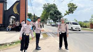 Akses-Masuk-ke-Trenggalek-Jatim-Dijaga-Ketat-Polisi.jpg