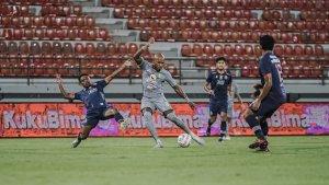 Aksi-Paulo-Henrique-pada-laga-Arema-FC-vs-Persebaya-Surabay.jpg