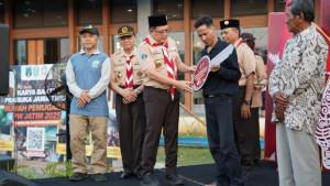 Aksi-simbolis-menyerahkan-kunci-kepada-warga-Tuban-penerima-manfaat-Pramuka.jpg