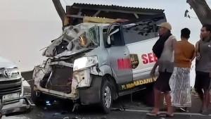 Ambulans-Tabrak-Truk-di-Sampang-Madura-Jatim.jpg