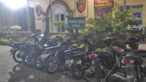 BALAP-LIAR-KEDIRI-Kendaraan-yang-disita-dari-aksi-balap-liar-di-ja.jpg