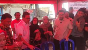 BANTU-DISTRIBUSI-Momen-Menteri-Perdagangan-Mendag-Budi-Santoso-saat-me.jpg
