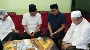 BANTUAN-Rombongan-DPW-PKB-Jatim-saat-mendatangi-Pondok-Pesantren-Al-Khozin.jpg