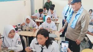BHS-saat-meninjau-penyaluran-MBG-di-SMPN-35-Surabaya.jpg