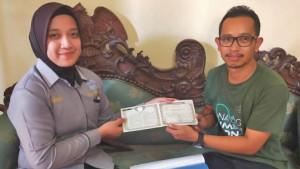 BPKB-DELIVERY-Petugas-Satlantas-Polres-Kediri-mengantarkan-BPKB-langsu.jpg