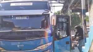BUS-KOSONG-Seorang-penumpang-sedang-naik-bus-reguler-jurusan-Surabaya-Sumenep.jpg