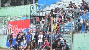 Berita-Aremania-Tonton-Pemain-Arema-Latihan-Jelang-Lawan-Persebaya.jpg