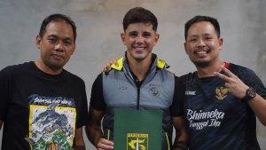 Bruno-Moreira-resmi-perpanjang-kontrak-bersama-Persebaya-Surabaya.jpg