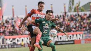 Bruno-Moreira-saat-berebut-bola-dengan-Koko-Ari.jpg