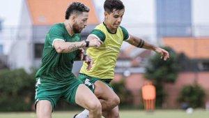 Bruno-Moreira-saat-berebut-bola-dengan-Robson-Duarte.jpg