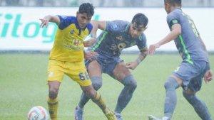 Bruno-Moreira-saat-berebut-bola-di-laga-Barito-Putera-vs-Persebaya-Surabaya.jpg