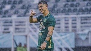 Bruno-Moreira-saat-memperkuat-Persebaya-Surabaya-di-Stadion-Gelora-Bung-Tomo-Surabad-saya.jpg