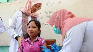 Bupati-Banyuwangi-Ipuk-Fiestiandani-mendampingi-seorang-siswi-sekolah-dasar-menerima-vaksin-HPV.jpg