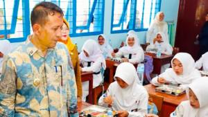 Bupati-Bojonegoro-Setyo-Wahono-saat-meninjau-pelaksanaan-program-mbg.jpg