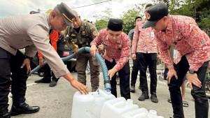 Bupati-Gus-Barra-pasok-bantuan-air-bersih-192025.jpg