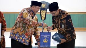 Bupati-Jombang-Warsubi-menyerahkan-SK-Pensiun.jpg