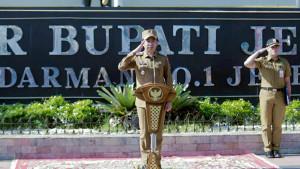 Bupati-Muhammad-Fawait-pimpin-apel-di-depan-kantor-Pemkab-Jember-Jatim.jpg
