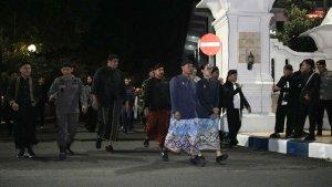 Bupati-Pacitan-Indrata-Nur-Bayuaji-saat-mengikuti-tradisi-Mlaku-Suran.jpg