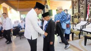 Bupati-Sidoarjo-Subandi-saat-melepas-peserta-MTQ-Sidoarjo-1092025.jpg
