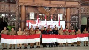 Bupati-Tulungagung-Bagikan-5500-Bendera-Merah-Putih.jpg