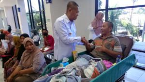Bupati-Tulungagung-Gatut-Sunu-Wibowo-menyapa-pasien-di-RSUD-dr-Iskak.jpg