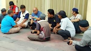 Camat-Semampir-Yunus-saat-bersama-warganya.jpg