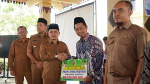 DANA-HIBAH-Bupati-Mojokerto-Muhammad-Albarraa-menyalurkan-bantuan-da.jpg