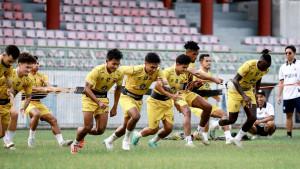 DEBUT-Pemain-Madura-United-menjalani-latihan-tim-di-Stadion-Gelora-Ban.jpg