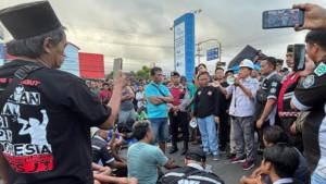 DEMO-Seratusan-sopir-truk-tronton-memblokade-akses-masuk-Pelabuhan-Ketapang-Bany.jpg
