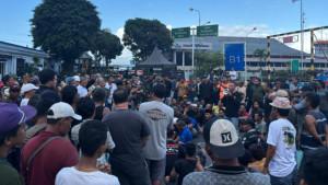 DEMO-Seratusan-sopir-truk-tronton-memblokade-akses-masuk-Pelabuhan-Ketapang.jpg
