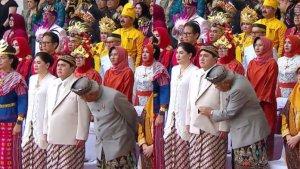 DETIK-DETIK-Menteri-PUPR-Basuki-Buka-Baju-Erick-Thohir-saat-Upacara-HUT-RI-Sampai-Ditegur-Istri.jpg