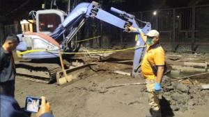 DIDUGA-LAKA-KERJA-Tim-Inafis-dari-Polrestabes-Surabaya-saat.jpg
