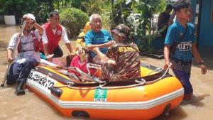 DIKEPUNG-BANJIR-Petugas-mengevakuasi-warga-terdampak.jpg