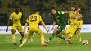 DIKEPUNG-Kapten-Persebaya-Laga-berakhir-1-0-untuk-Persebaya.jpg