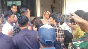 DIKEPUNG-USAI-SIDANG-Elok-Dwi-Kadja-pengacara-Jan-Hwa-Diana-m.jpg