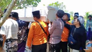 DIMAKAMKAN-Proses-pemulangan-sekaligus-pemakaman-santri-y.jpg