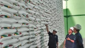 DISERAP-DANANTARA-Tumpukan-gula-petani-hasil-produksi-PG-di-bawah-PT-Si.jpg