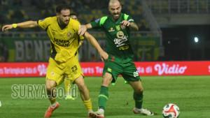 DUEL-SENGIT-Gelandang-Persebaya-Milos-Raickovic-kanan-kaus-hijau.jpg